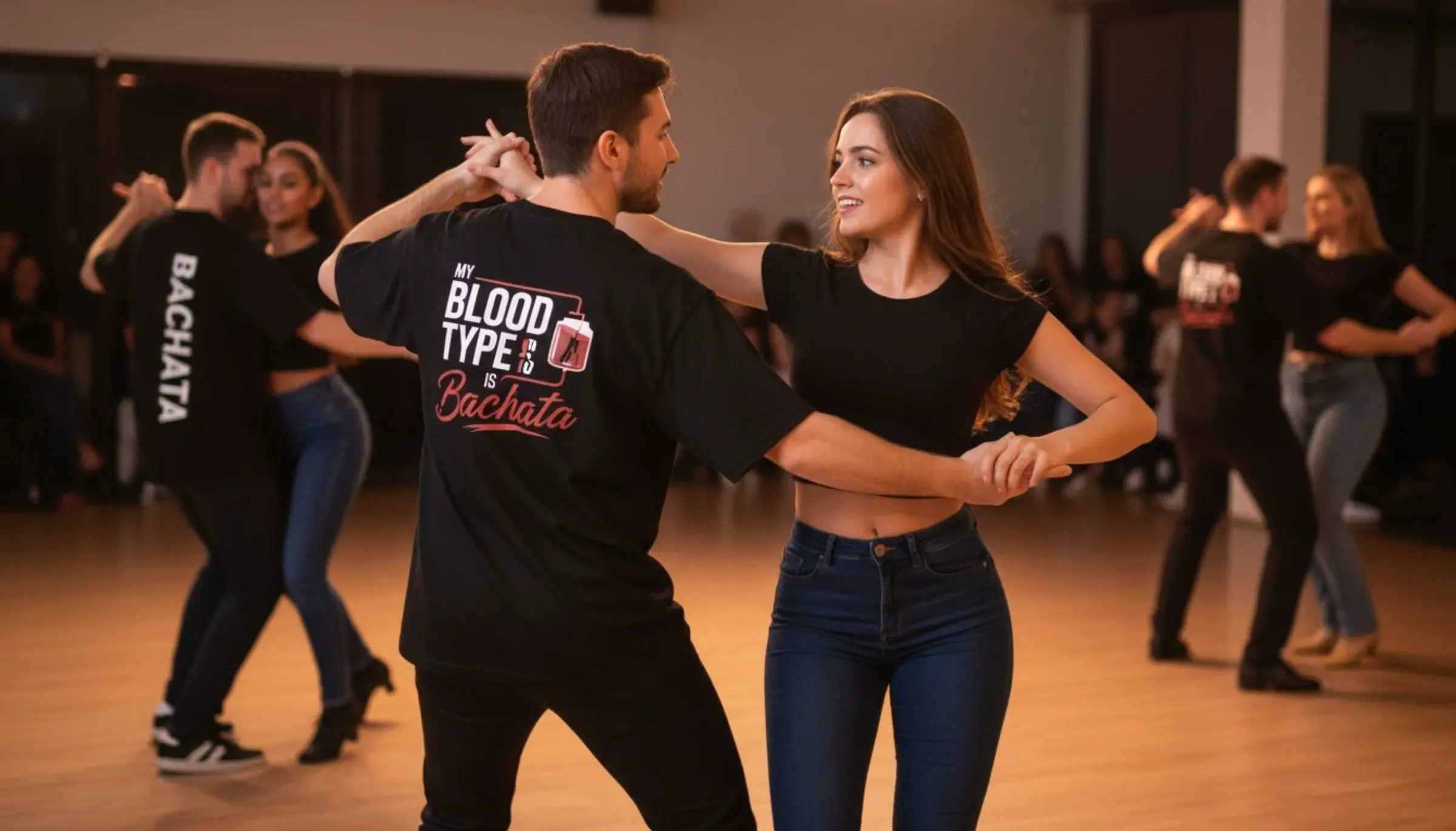 Pareja bailando bachata con playeras negras personalizadas