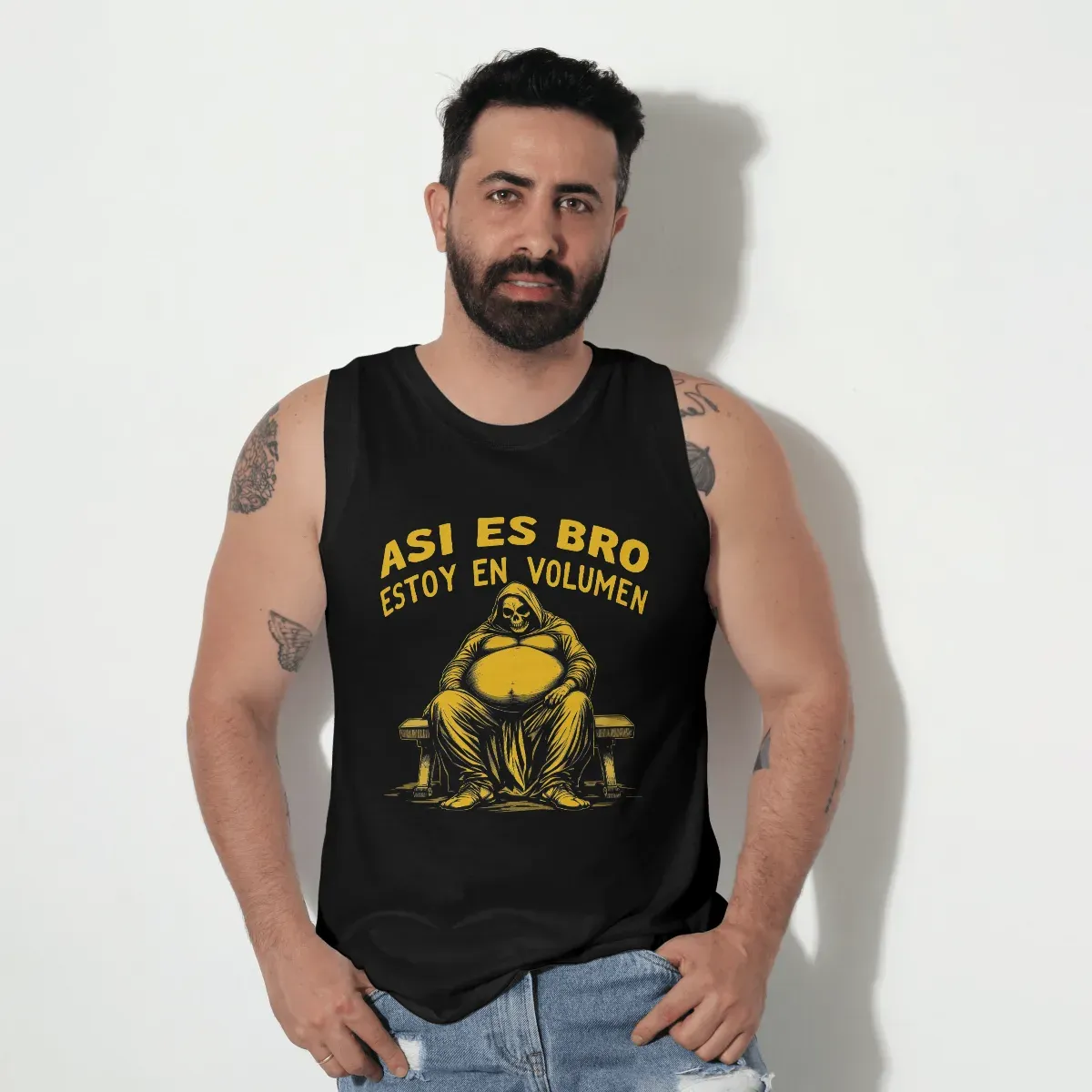Playera sin mangas Estoy en volumen negra, vista frontal en modelo