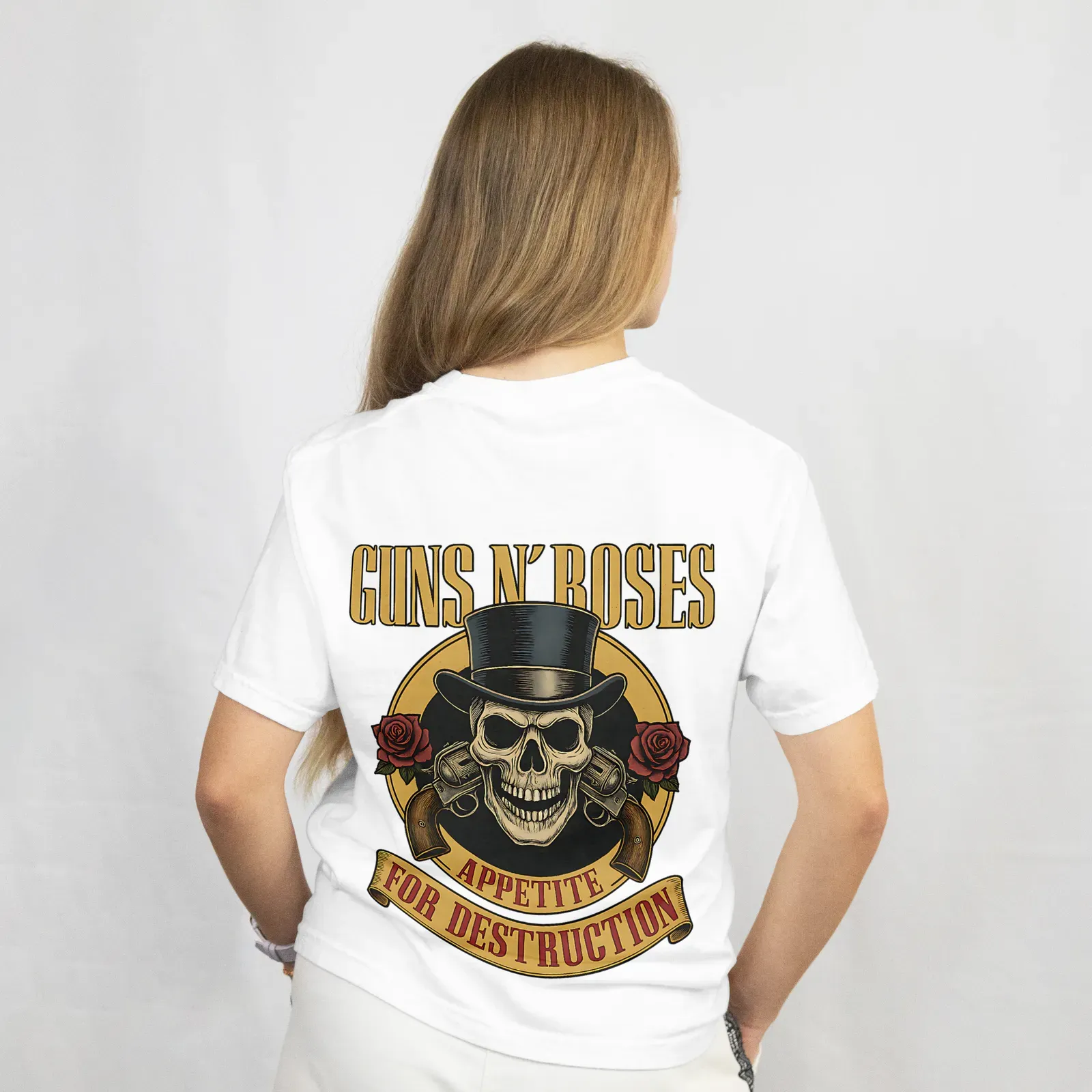 Playera Guns N' Roses Appetite for Destruction blanca, vista de espalda con el diseño Guns N' Roses (calavera con sombrero de copa sobre un círculo dorado y el listón «Appetite for Destruction»)