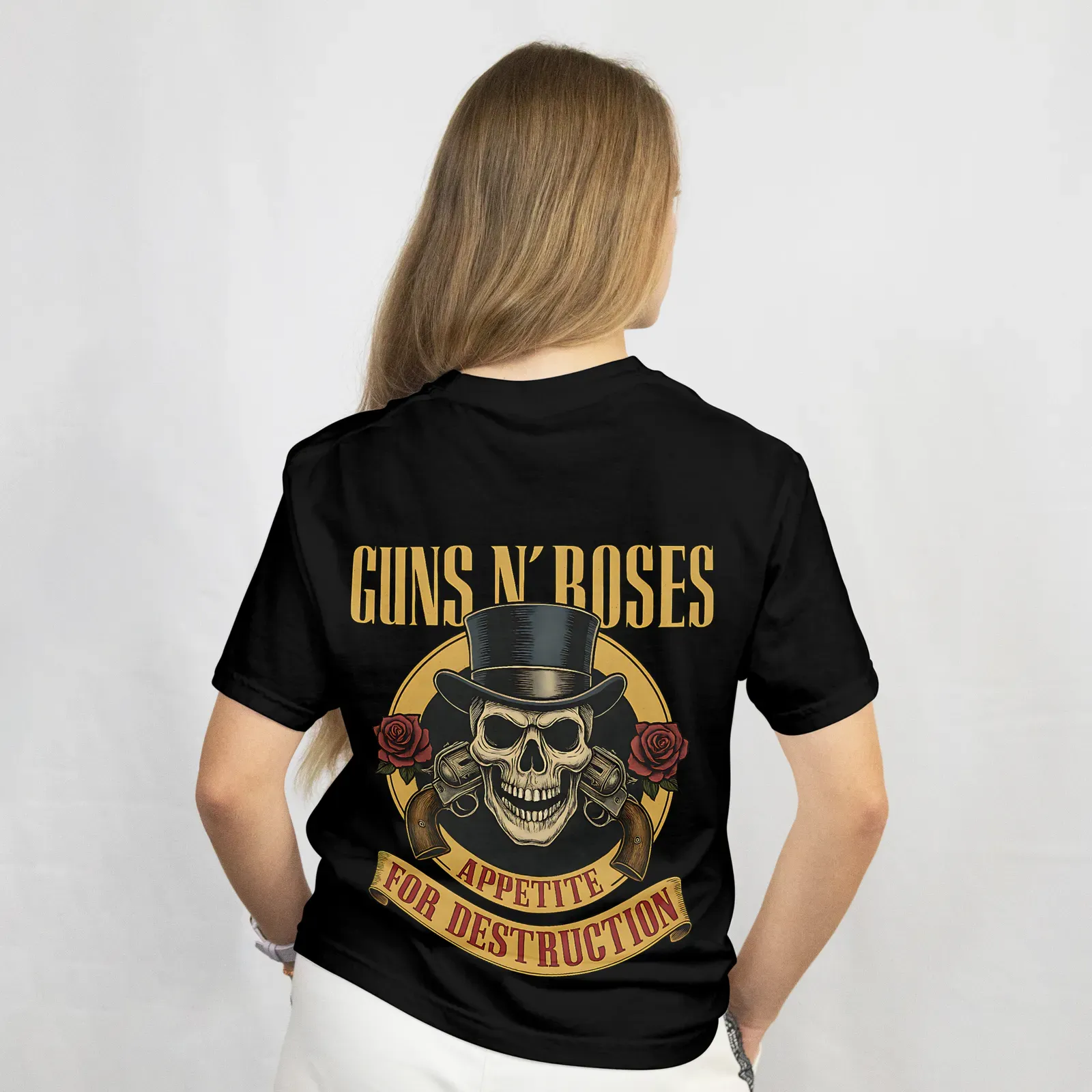 Playera Guns N' Roses Appetite for Destruction negra, vista de espalda con el diseño Guns N' Roses (calavera con sombrero de copa sobre un círculo dorado y el listón «Appetite for Destruction»)