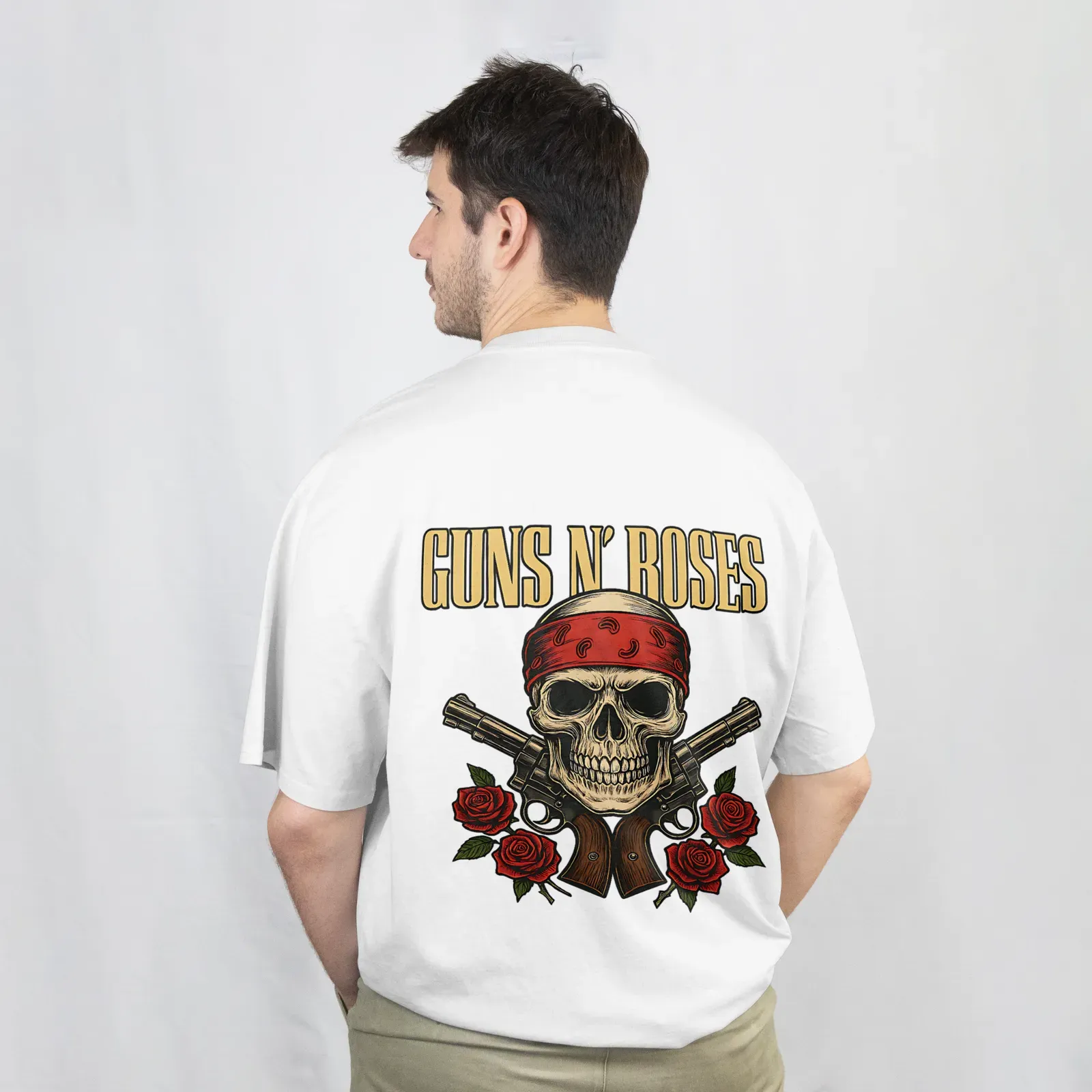 Playera Guns N' Roses Calavera con bandana blanca, vista de espalda con el diseño Guns N' Roses (calavera con bandana roja)