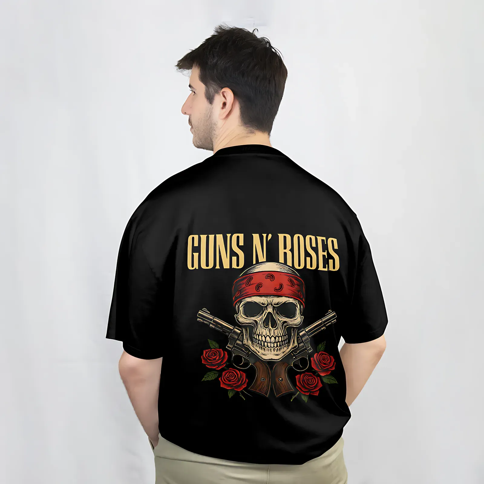 Playera Guns N' Roses Calavera con bandana negra, vista de espalda con el diseño Guns N' Roses (calavera con bandana roja)