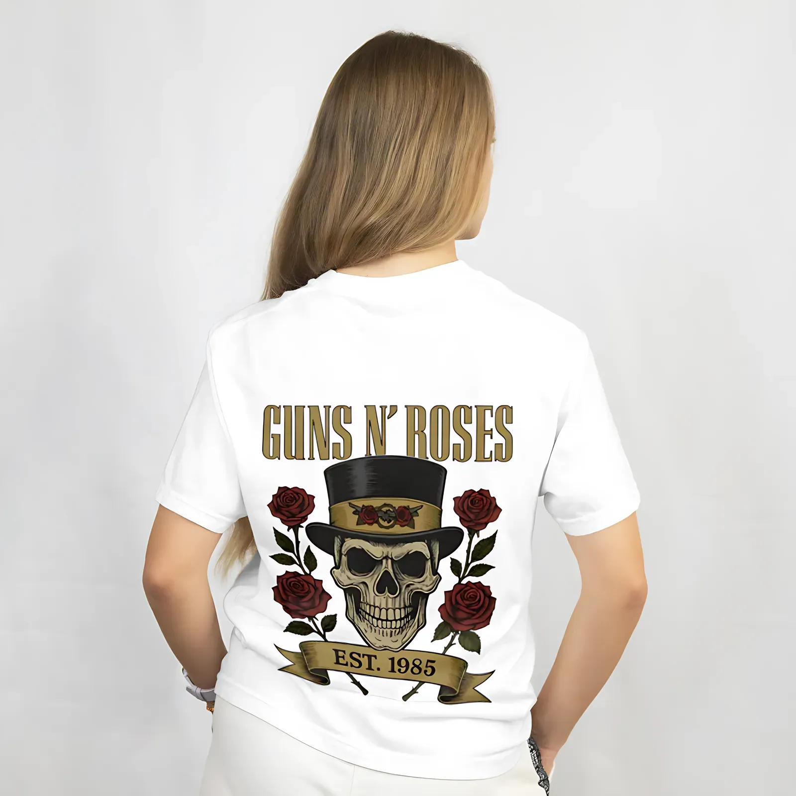 Playera Guns N' Roses Est. 1985 blanca, vista de espalda con el diseño Guns N' Roses (calavera con sombrero de copa)