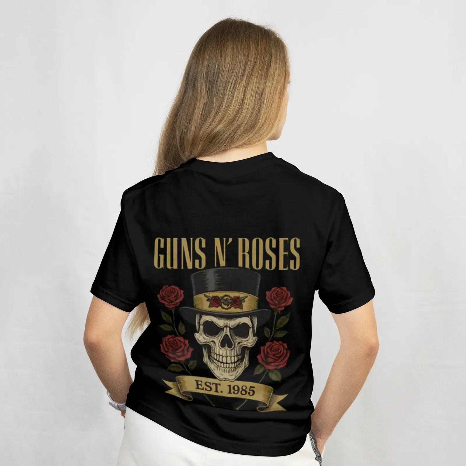 Playera Guns N' Roses Est. 1985 negra, vista de espalda con el diseño Guns N' Roses (calavera con sombrero de copa)
