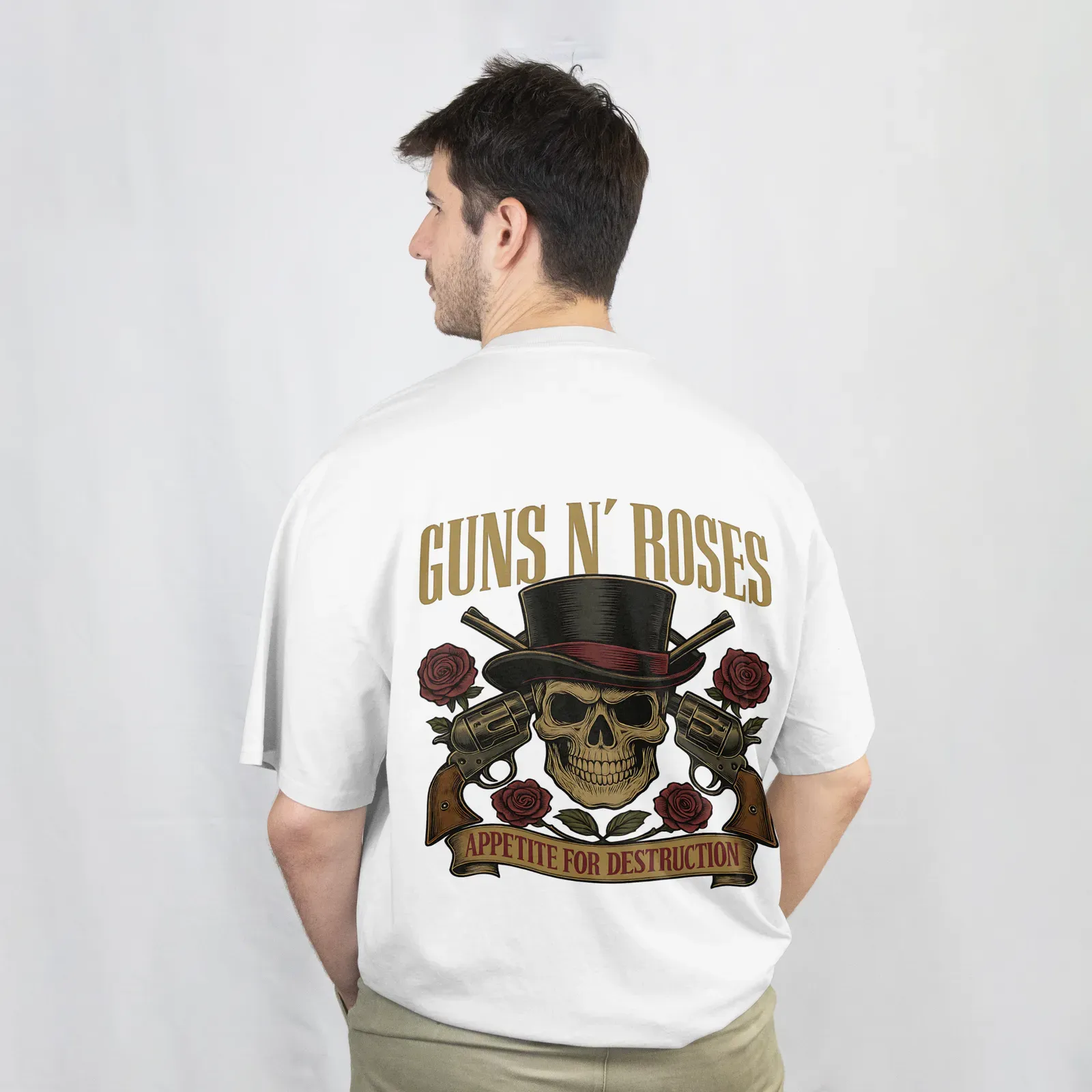 Playera Guns N' Roses Revólveres y sombrero blanca, vista de espalda con el diseño Guns N' Roses (calavera con sombrero de copa)