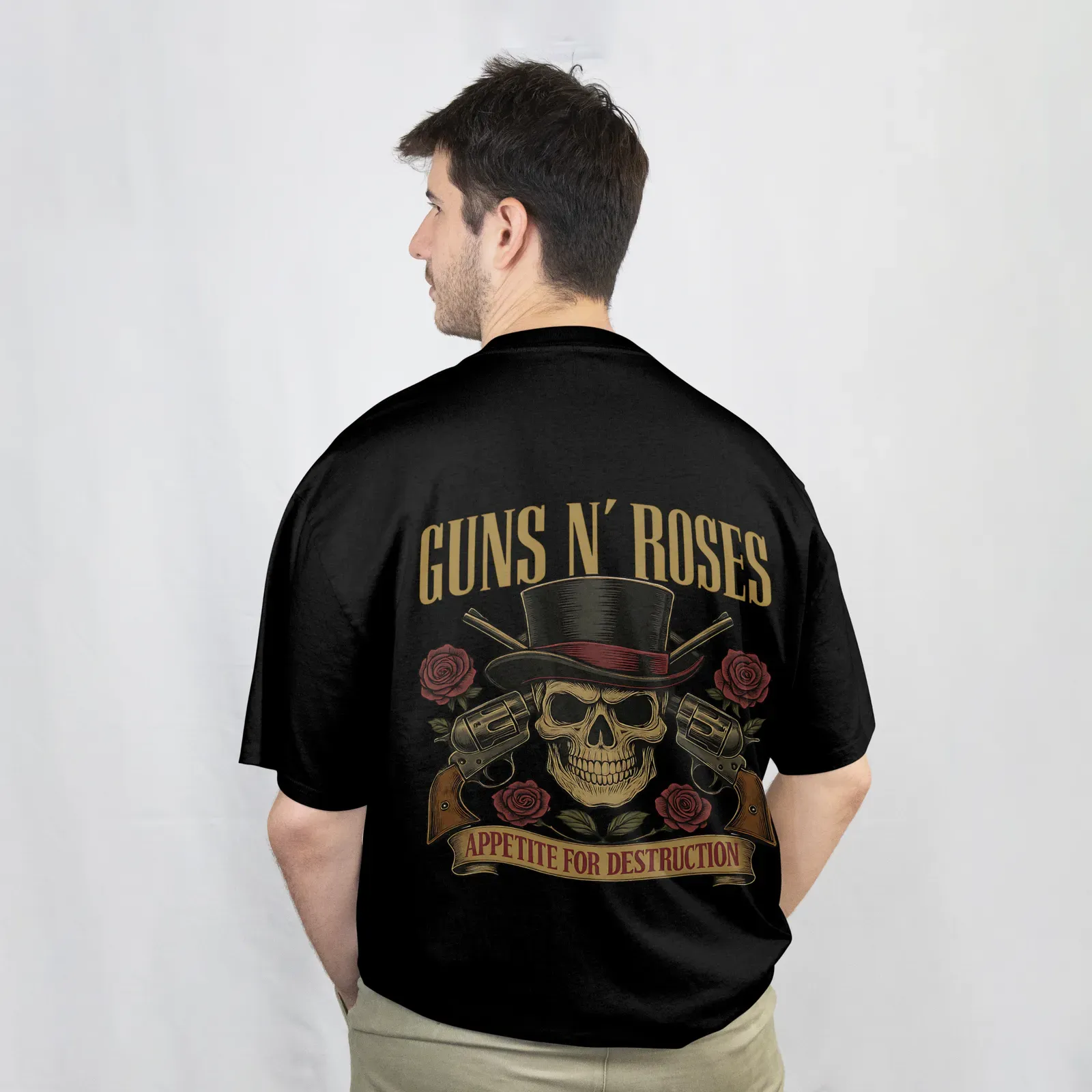 Playera Guns N' Roses Revólveres y sombrero negra, vista de espalda con el diseño Guns N' Roses (calavera con sombrero de copa)