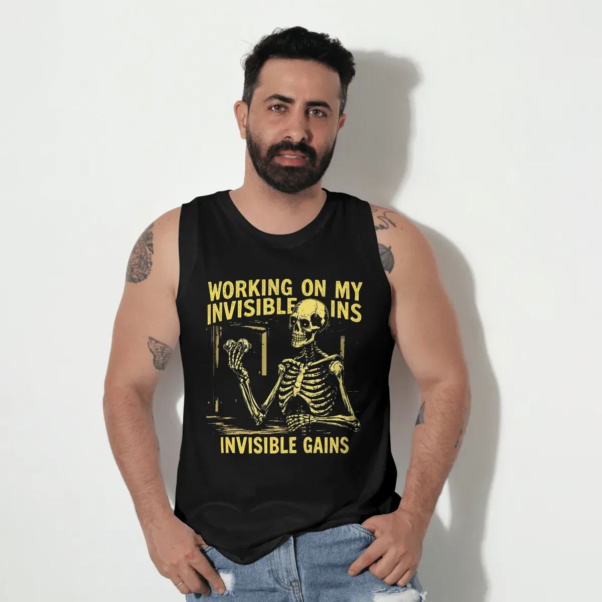 Playera sin mangas Invisible Gains 2 negra, vista frontal en modelo