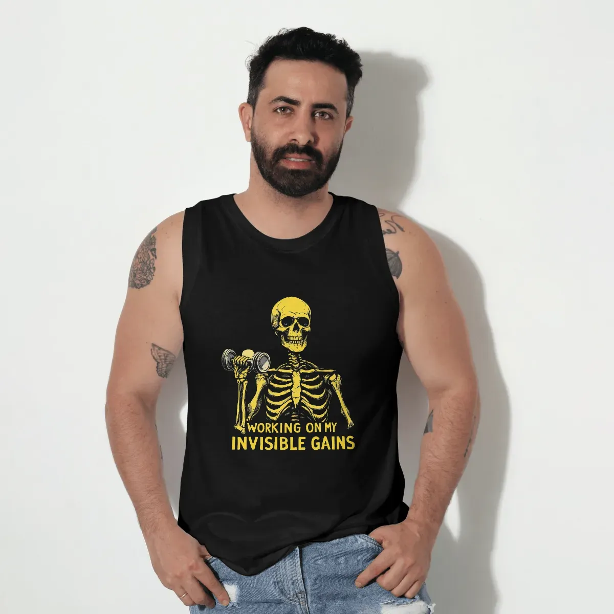 Playera sin mangas Invisible Gains negra, vista frontal en modelo