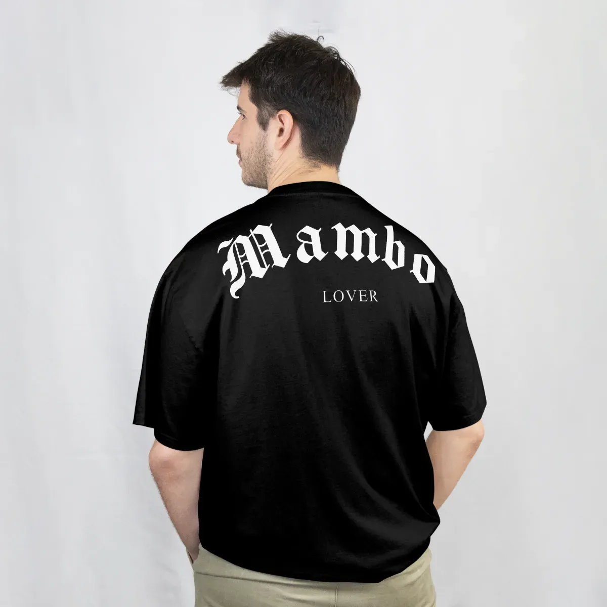 Playera Mambo Lover negra, vista de espalda con el diseño Mambo Lover