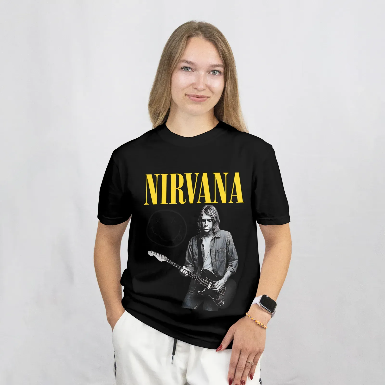 Playera Nirvana Guitarra negra, vista frontal con el diseño Nirvana (guitarrista en blanco y negro con el smiley)
