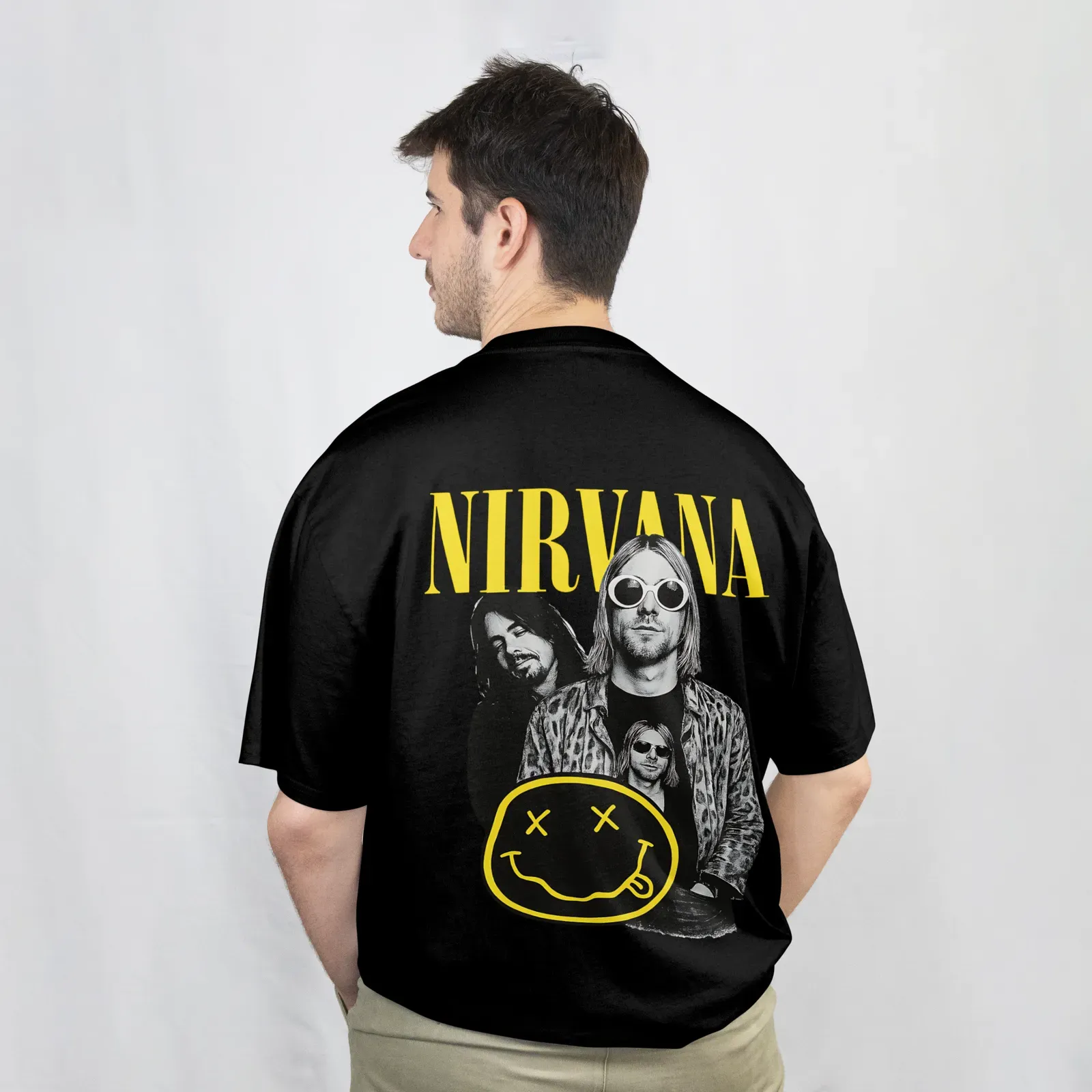 Playera Nirvana Smiley negra, vista de espalda con el diseño Nirvana (retrato en blanco y negro de la banda con el smiley amarillo)