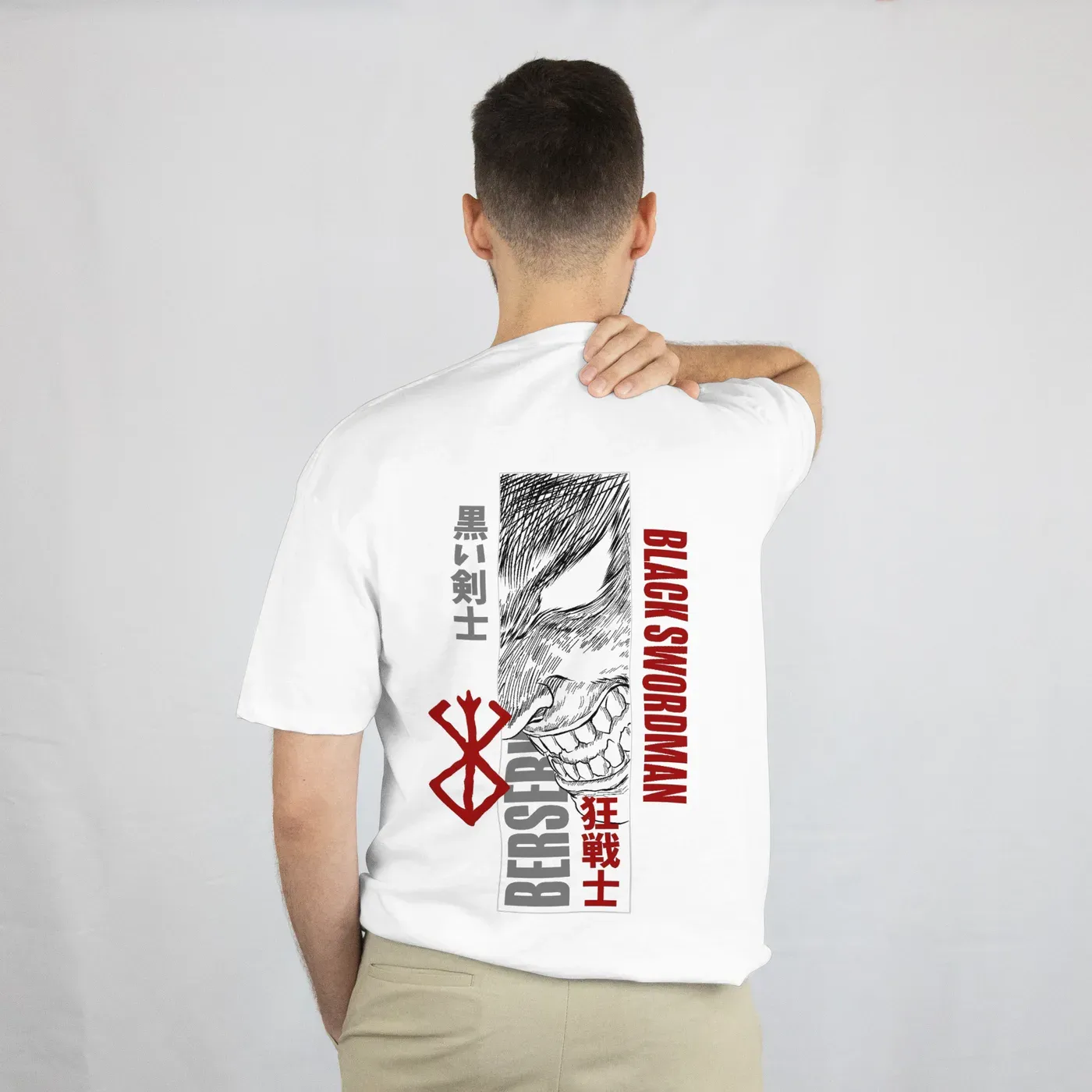 Playera Berserk Black Swordsman blanca, vista de espalda, modelo hombre