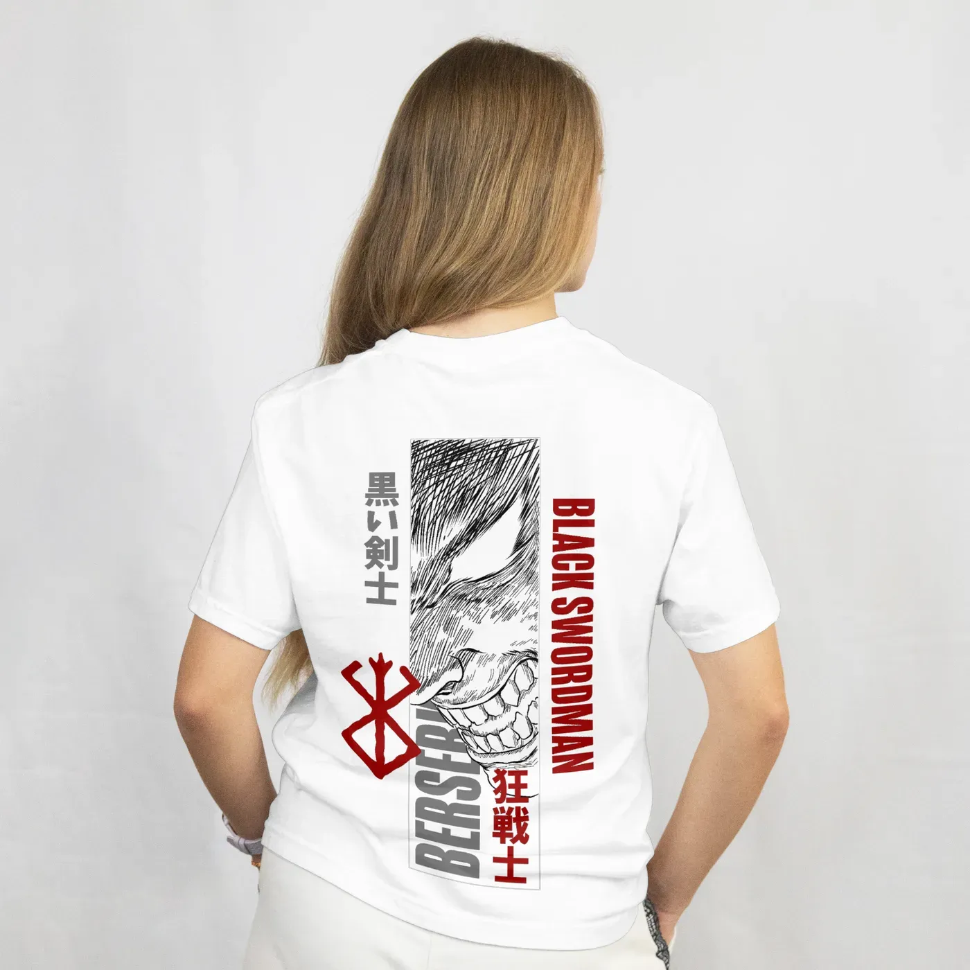 Playera Berserk Black Swordsman blanca, vista de espalda, modelo mujer