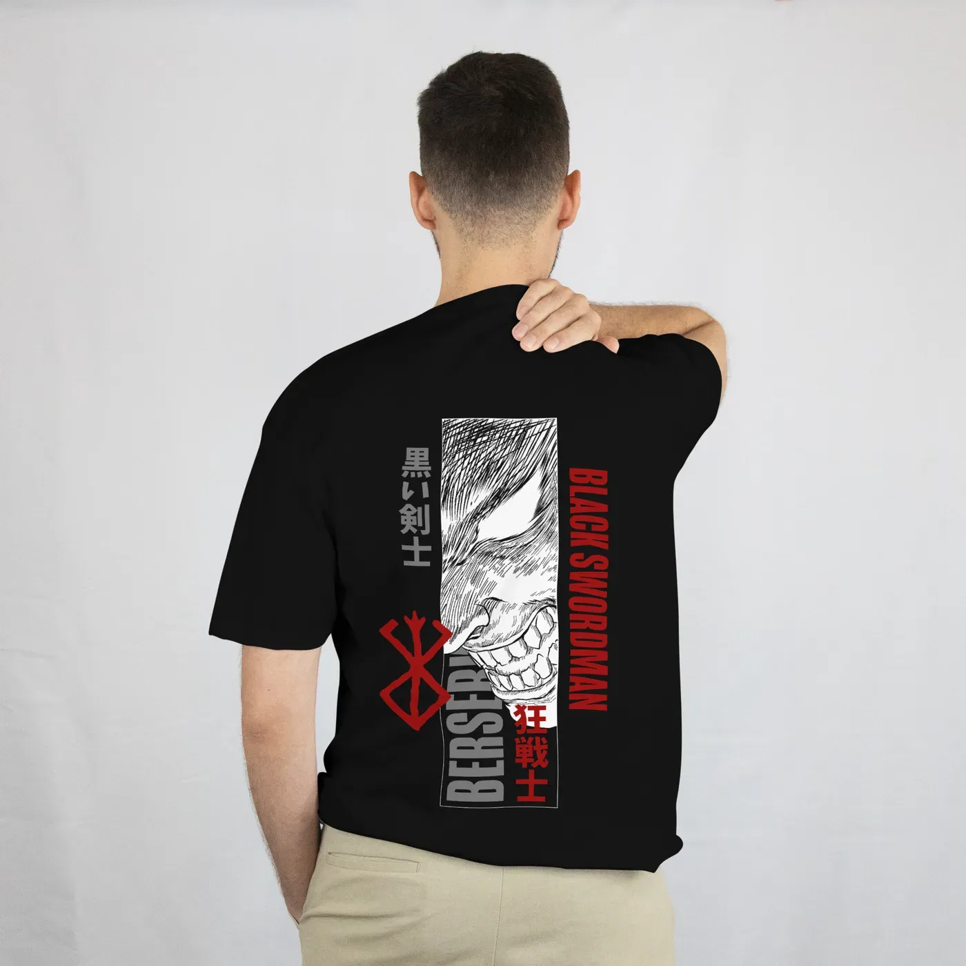 Playera Berserk Black Swordsman negra, vista de espalda, modelo hombre