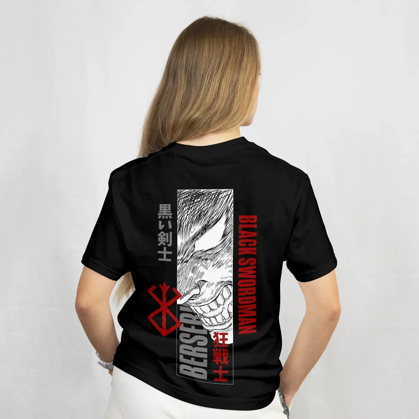 Playera Berserk Black Swordsman negra, vista de espalda, modelo mujer