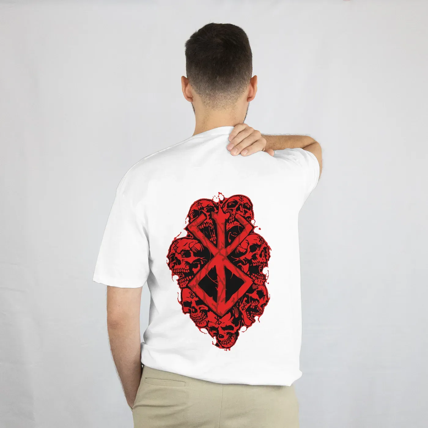 Playera Berserk Marca del Sacrificio blanca, vista de espalda, modelo hombre