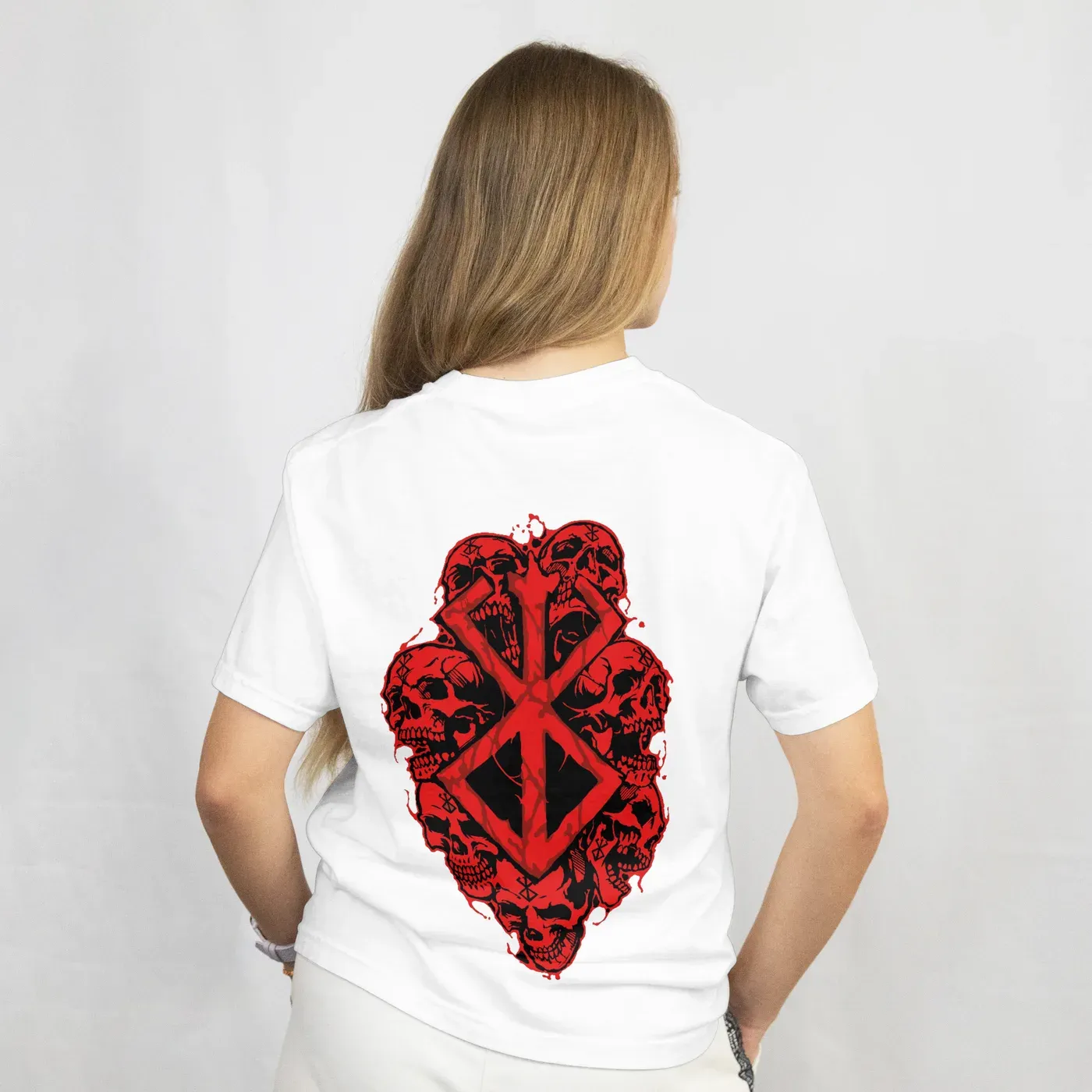 Playera Berserk Marca del Sacrificio blanca, vista de espalda, modelo mujer