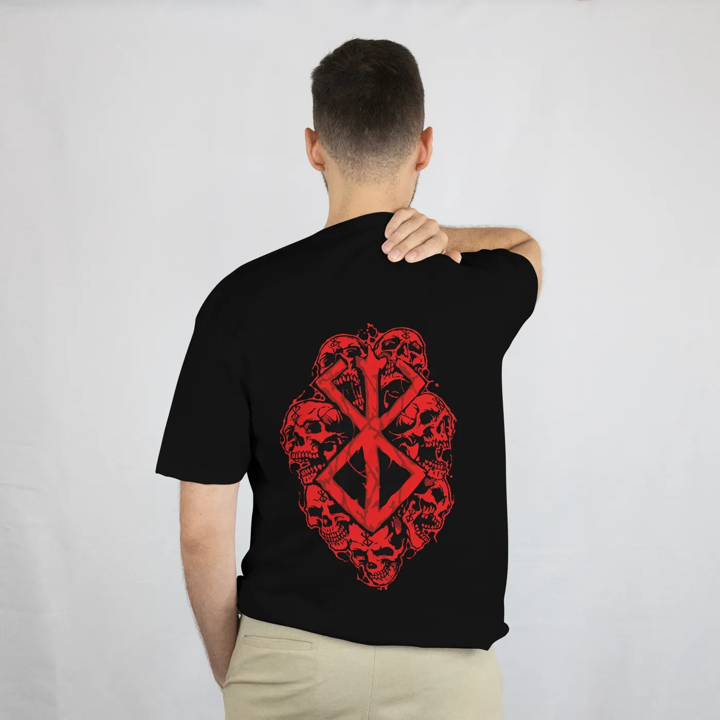Playera Berserk Marca del Sacrificio negra, vista de espalda, modelo hombre