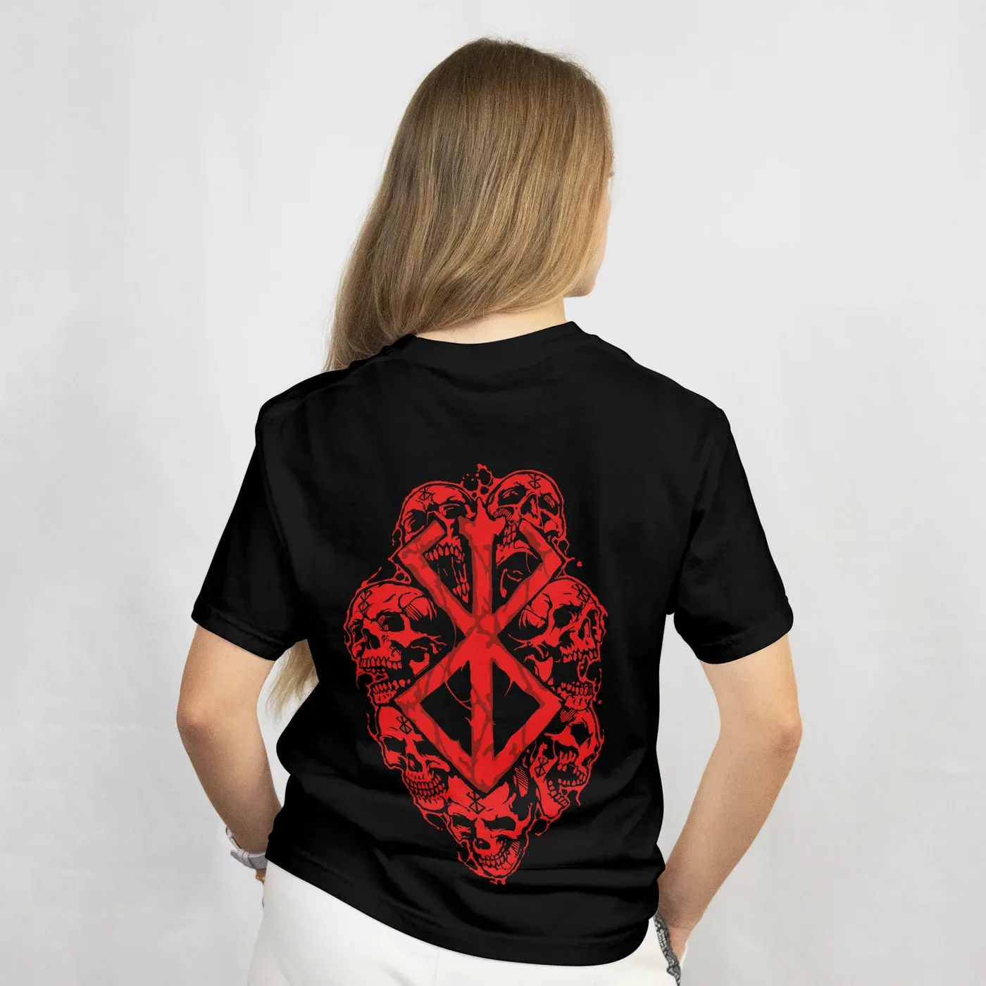 Playera Berserk Marca del Sacrificio negra, vista de espalda, modelo mujer