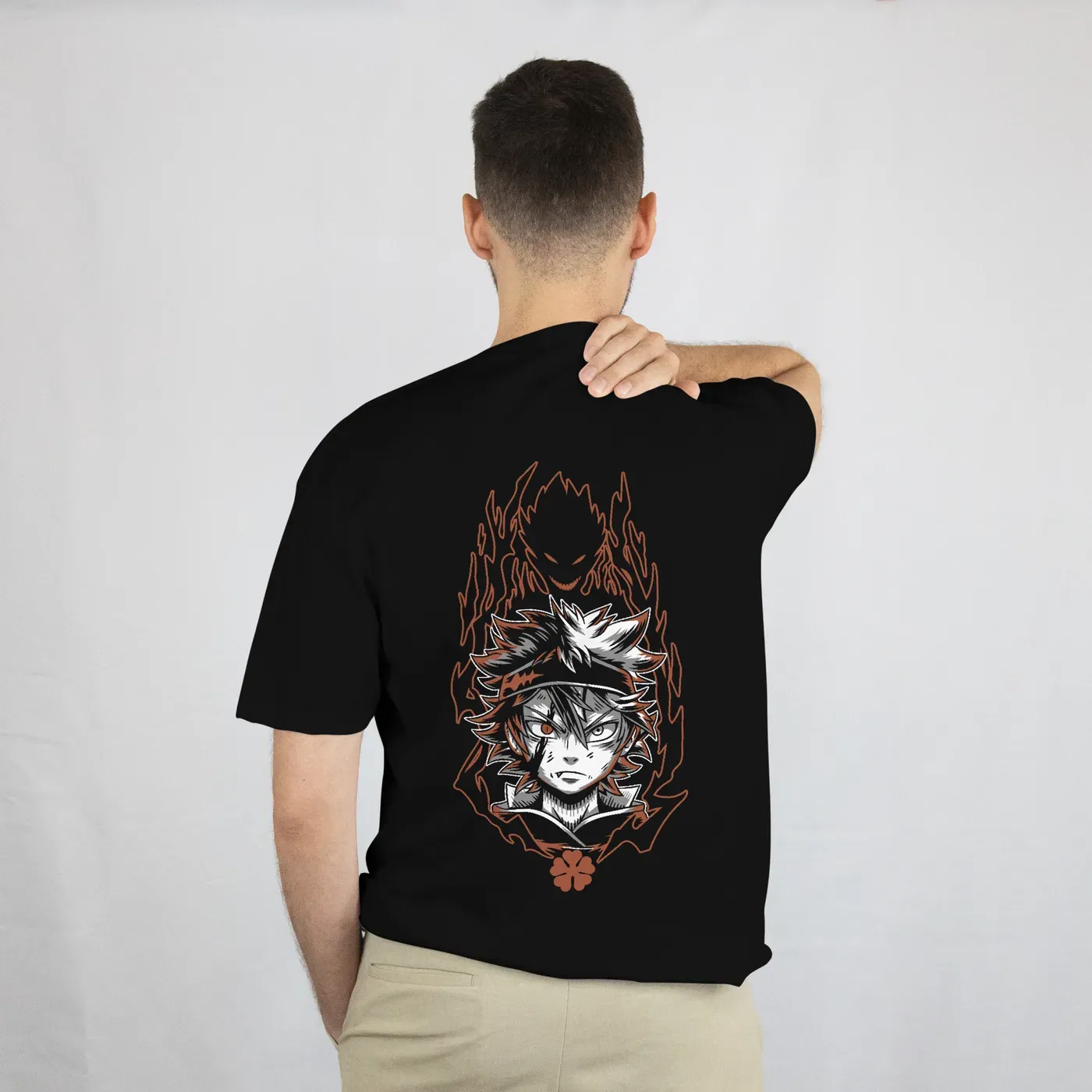 Playera Black Clover Asta llamas negra, vista de espalda, modelo hombre
