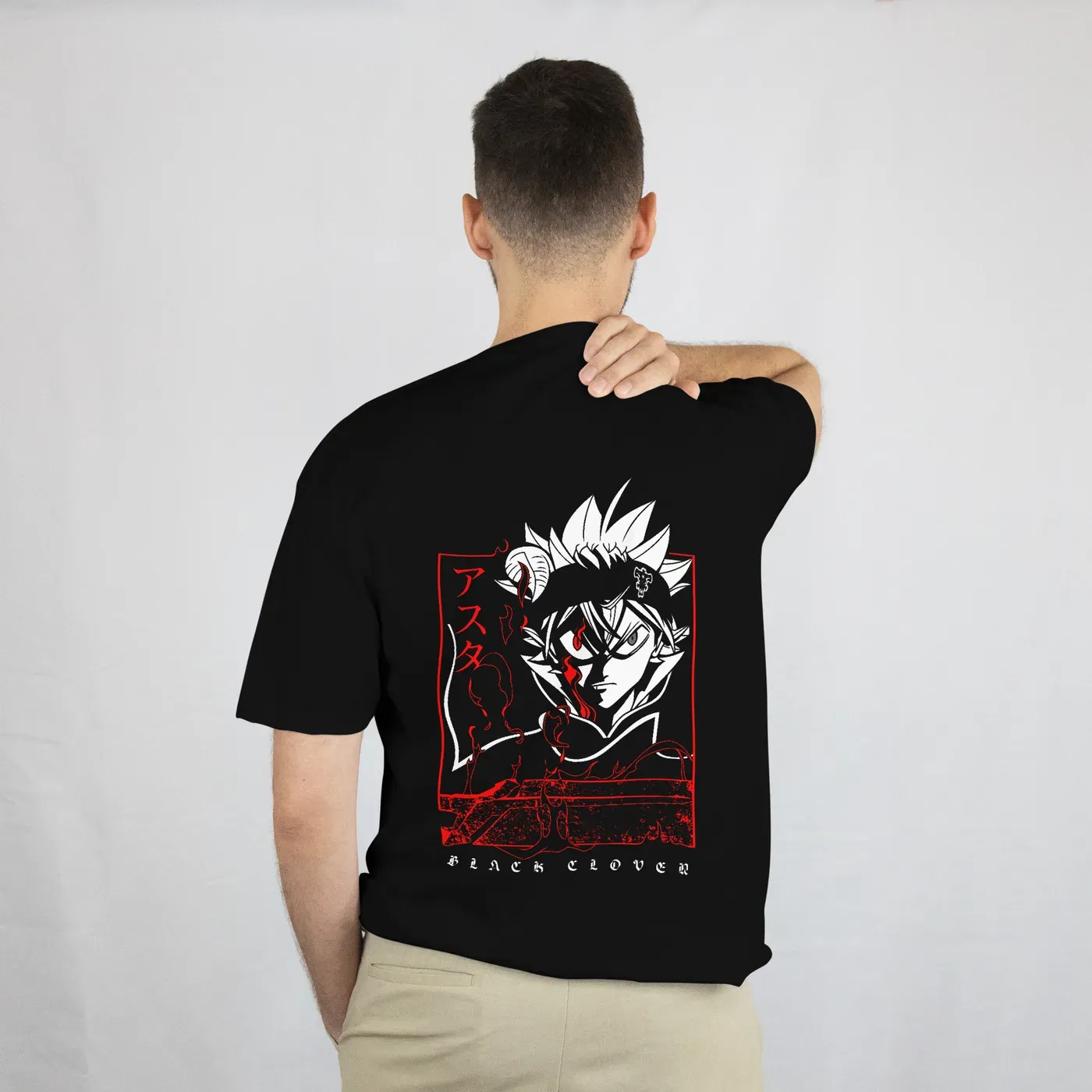 Playera Black Clover Asta rojo negra, vista de espalda, modelo hombre