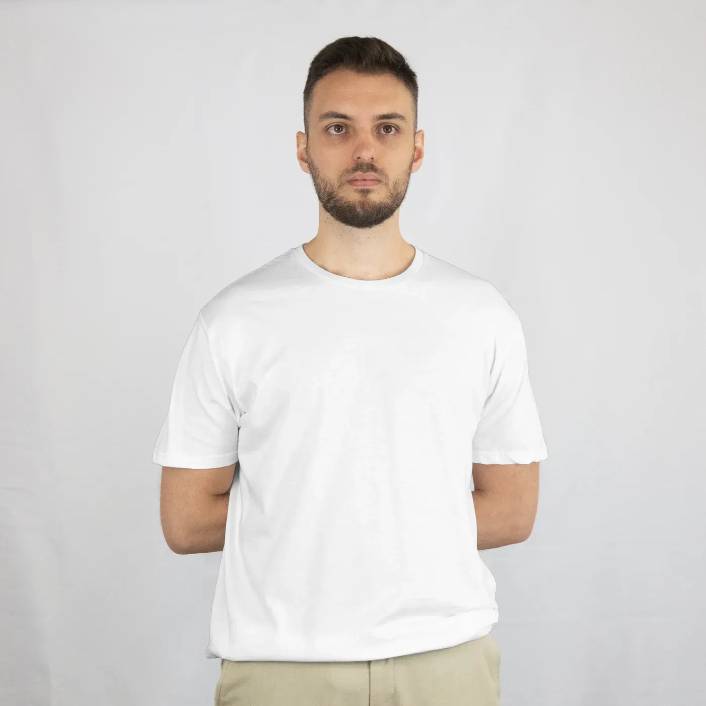 Playera Berserk Marca del Sacrificio blanca, vista frontal, modelo hombre