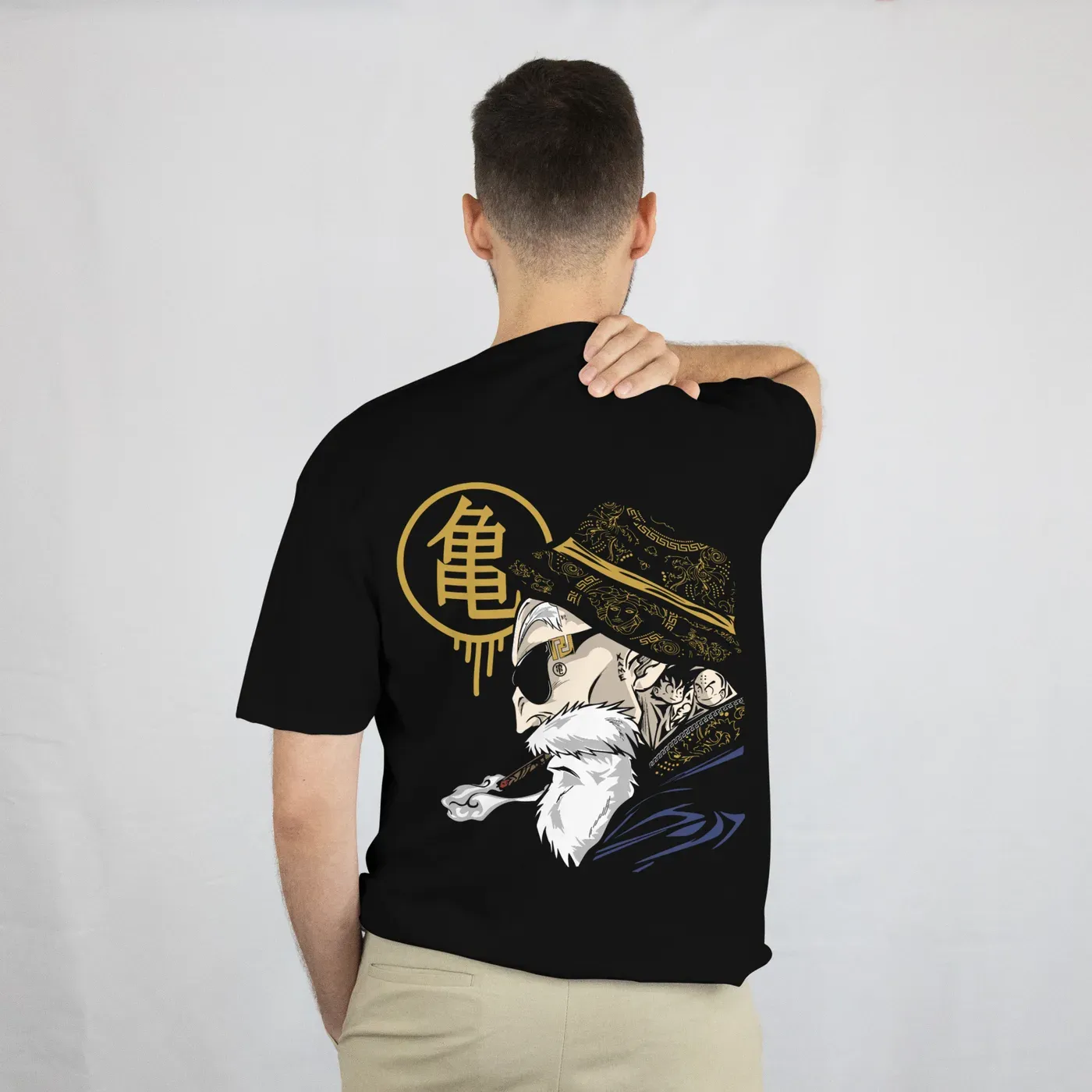 Playera Dragon Ball Maestro Roshi negra, vista de espalda, modelo hombre