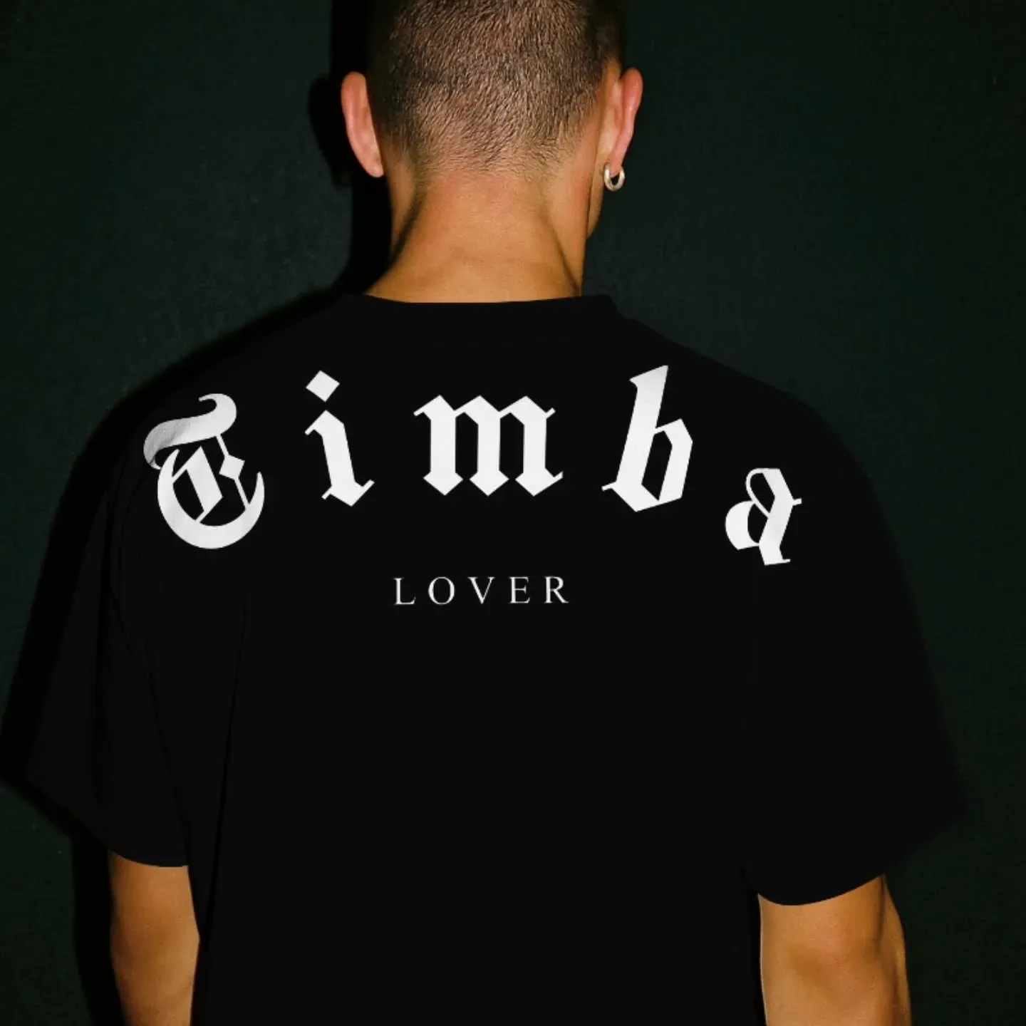 Playera negra vista de espalda con diseño estampado en blanco