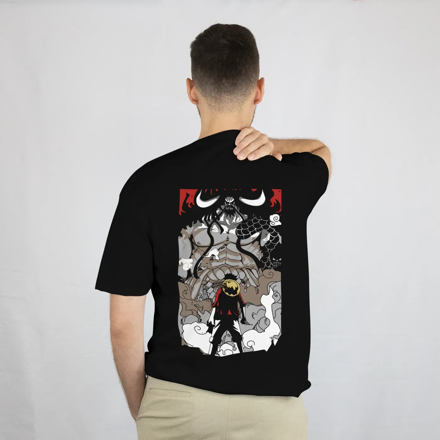 Playera One Piece negra, vista de espalda, modelo hombre