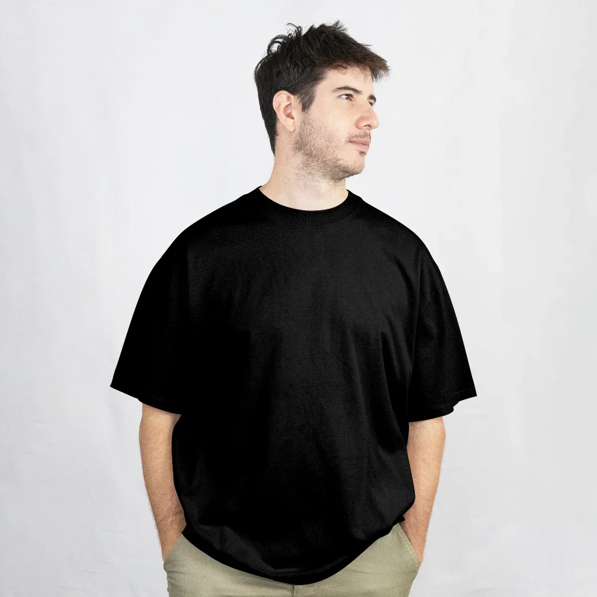Playera oversize negra, vista frontal en modelo