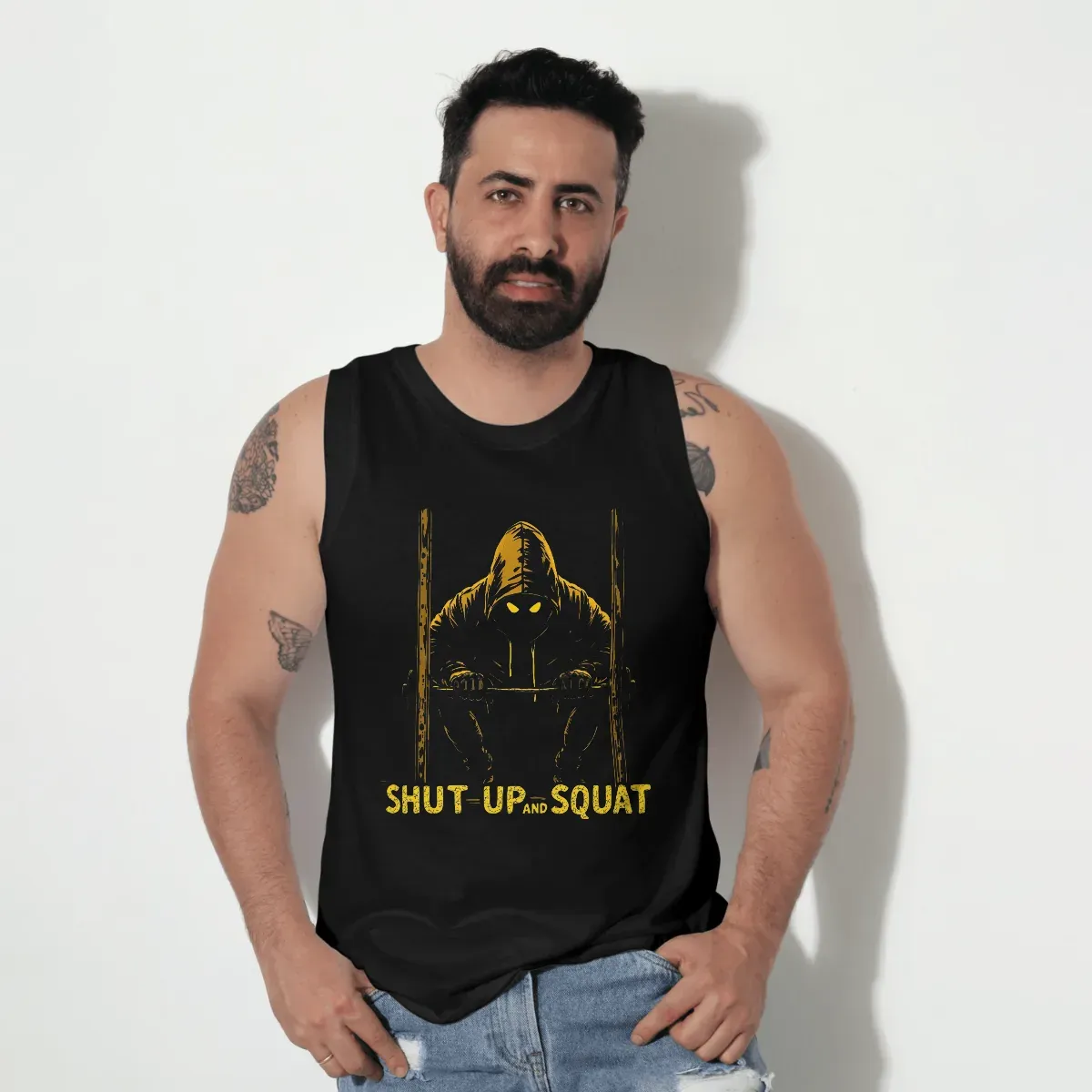 Playera sin mangas Shut Up and Squat negra, vista frontal en modelo