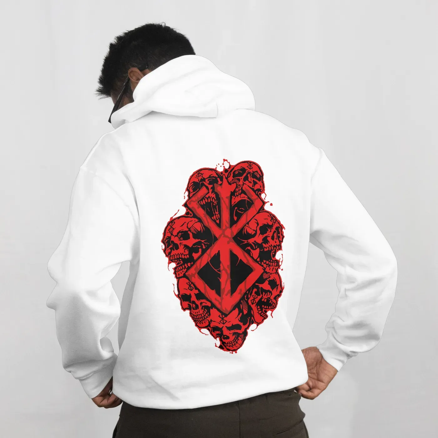 Sudadera Berserk Marca del Sacrificio blanca, vista de espalda