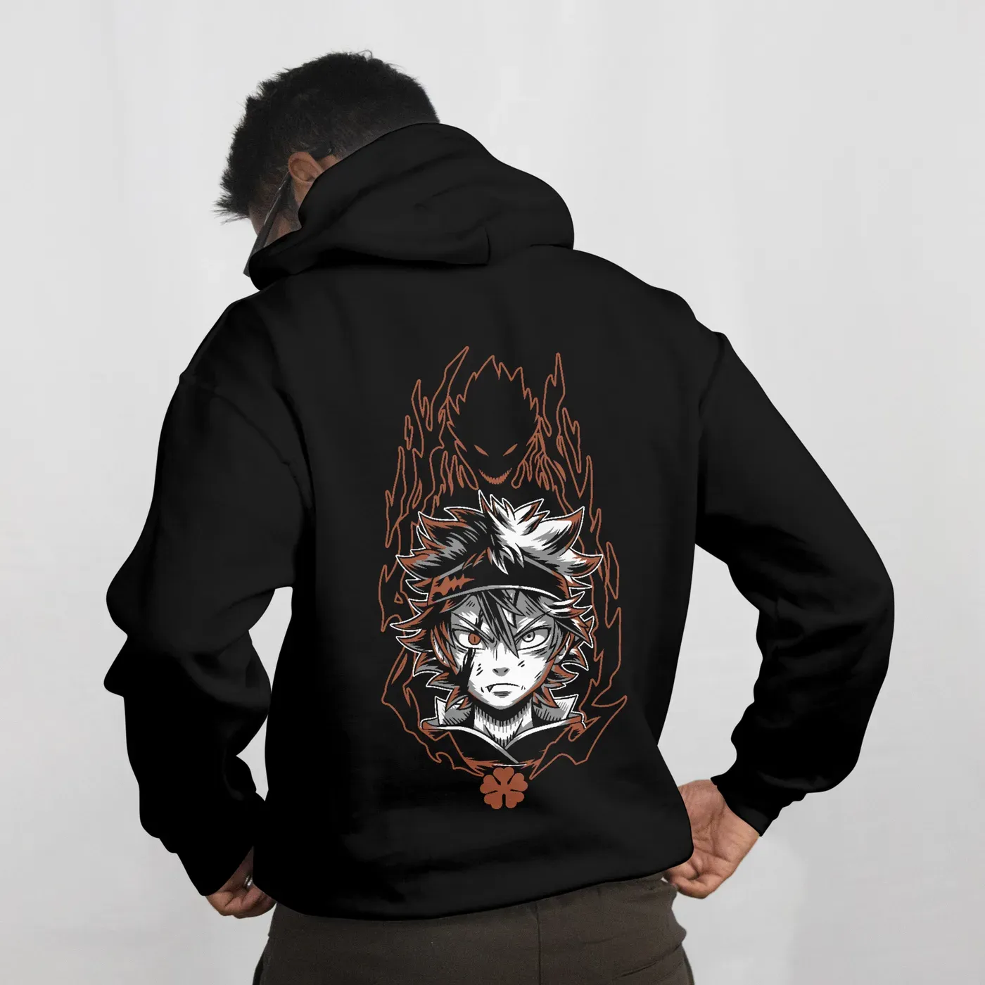 Sudadera Black Clover Asta llamas negra, vista de espalda