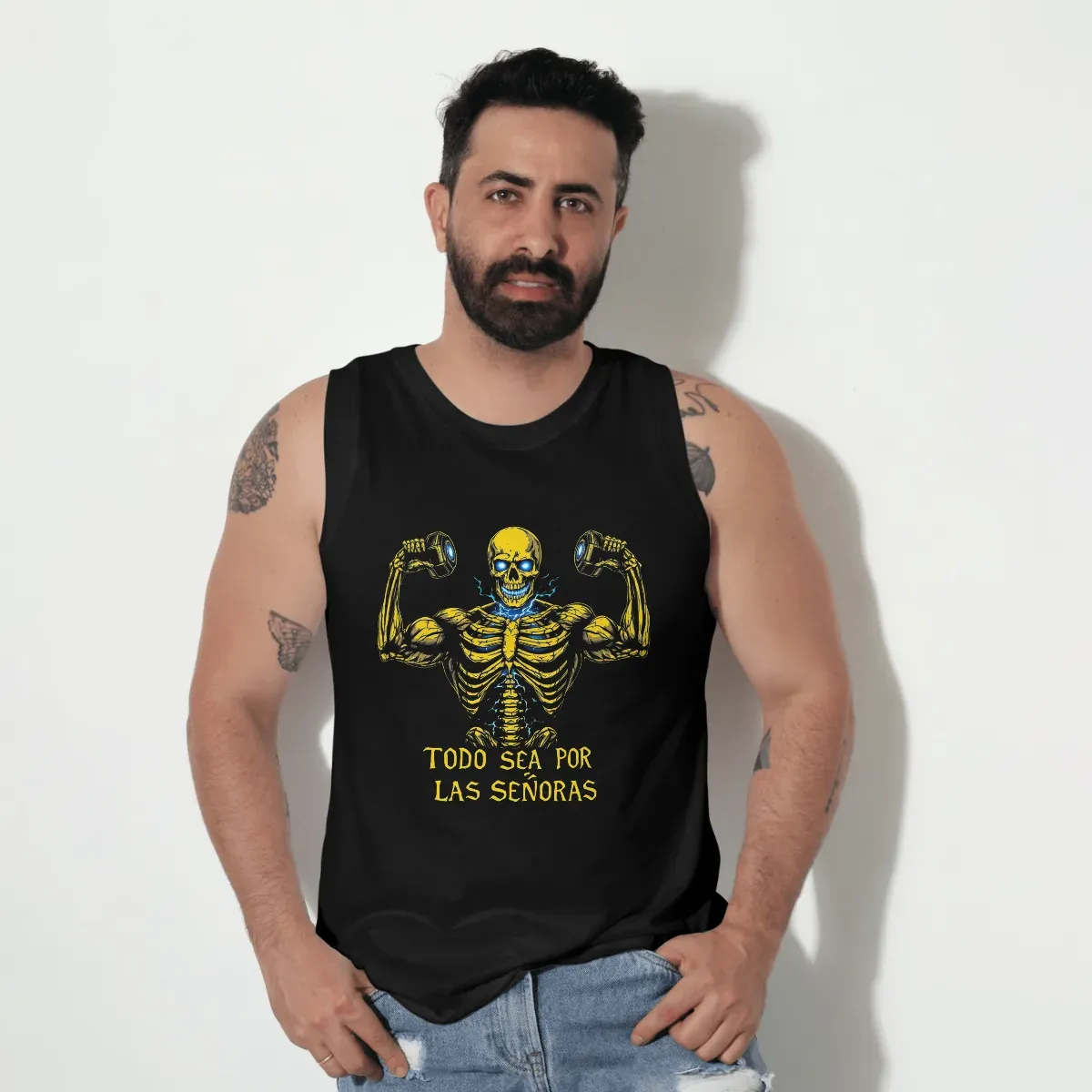 Playera sin mangas Todo sea por las señoras negra, vista frontal en modelo
