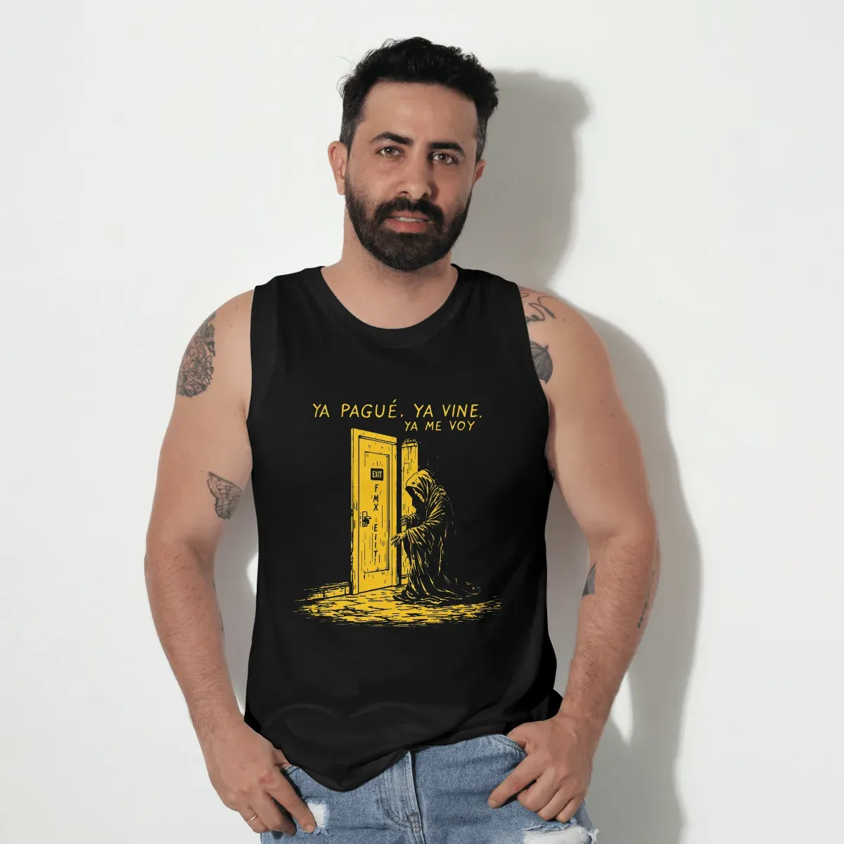 Playera sin mangas Ya pagué, ya vine negra, vista frontal en modelo
