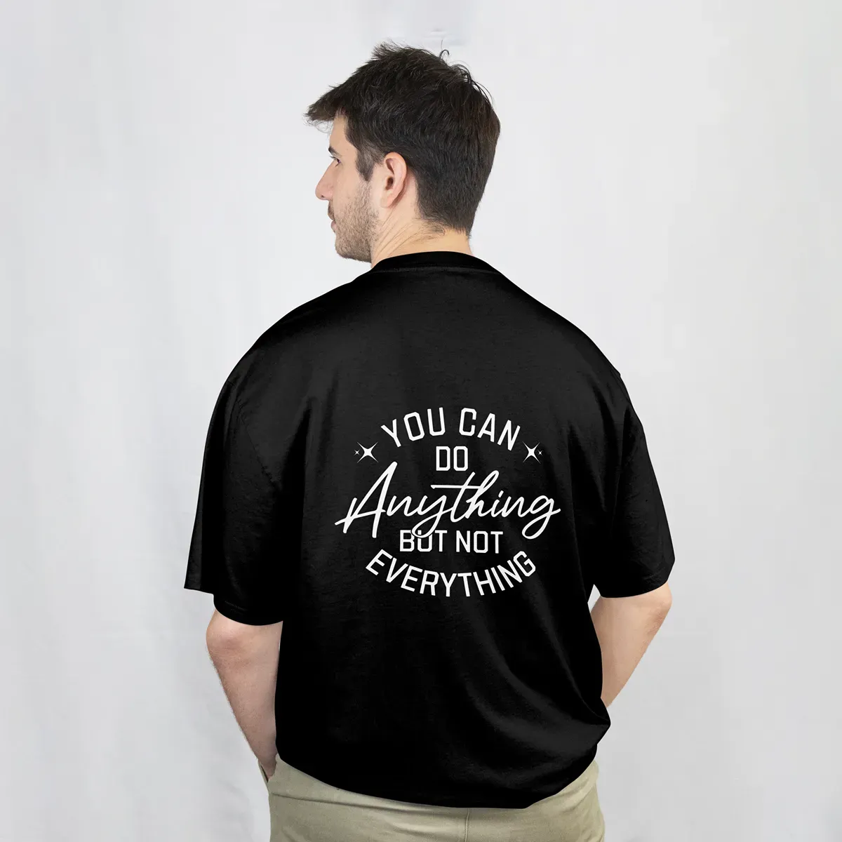 Playera negra, vista de espalda con la frase «You can do anything but not everything» en letras blancas